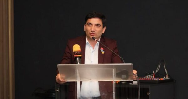 Խուզարկում են լրագրող Նաիրի Հոխիկյանի տունը