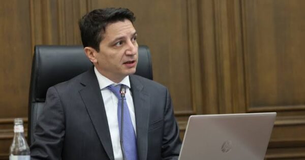 Ֆինանսների նախարարն ու իր կինը մասնավոր ինքնաթիռով Լոնդոն են մեկնել. «Ժողովուրդ»