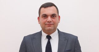 Փոխվարչապետի օգնական Արսեն Թարզյանը 52 մլն դրամ եկամուտ է հայտարարագրել․ ինչ ճանապարհ է անցել նա․ «Ժողովուրդ»