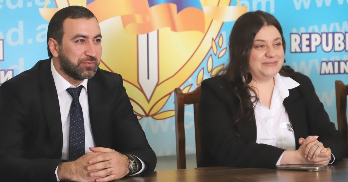 Բերդի պետը գողականներին համբուրելով է բարեւում. «Հրապարակ»