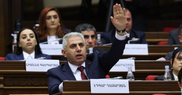 Էդգար Ղազարյանը`ոսկոր ՔՊ-ի կոկորդին. «Հրապարակ»