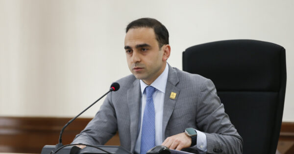 Կարգ հաստատելու փոխարեն Ավինյանն արտահոսքի աղբյուրն է փնտրում. «Հրապարակ»