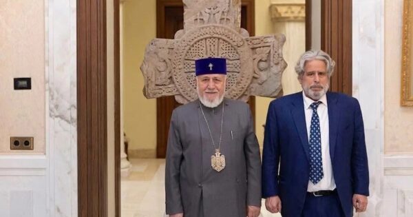 Կաթողիկոսին դատարանի առջև կանգնեցնելը դավաճանական հարված է սեփական պատմական հիշողությանը․ Ռոբերտ Ամստերդամ