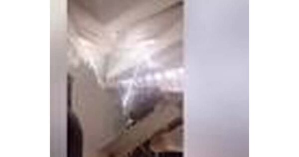 Boeing 737 ինքնաթիռը թռիչքի ընթացքում սկսել է քանդվել․ միջադեպն Իրանում տեսանկարահանվել է