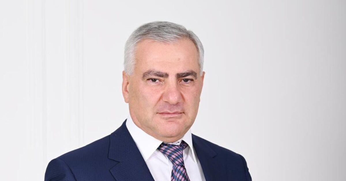 «Սիրելի՛ հայրենակիցներ,  Շնորհավորում եմ բոլորիս Հայաստանի Հանրապետության Անկախության օրվա առթիվ։ 35 տարի առաջ մեր ժողովուրդը «Այո» ասաց անկախ և ինքնիշխան պետություն ունենալու իր կամքին։ Բայց մեր անկախության պատմությունը միայն 35 տարվա չէ։ Այն հազարամյակների ճանապարհ է՝ պետականության համար մաքառմամբ, հաղթանակներով ու անկումներով, կորցրած ու վերականգնված հայրենիքով, սերունդների զոհողությամբ և սեփական ինքնությունը պահպանելու համառությամբ։ Հատկանշական է, որ Անկախության հռչակագիրը սկսվում է՝ «հայ ժողովրդի ճակատագրի առջև պատասխանատվության գիտակցումով»։ Ուստի, անկախությունը ոչ միայն ձեռքբերում է, այլև պատասխանատվություն և սրբազան պարտք՝ պաշտպանելու մեր պետության ինքնիշխանությունը, ազգային շահն ու սերունդների հայկական ապագան։  Այսօր Հայաստանը կանգնած է լուրջ մարտահրավերների առաջ։ Մենք ունեցել ենք աններելի կորուստներ, ունենք անվտանգության մարտահրավերներ, հասարակությունը պառակտված է, իսկ պետական շահը հաճախ ստորադասվում է բացառապես նեղ անձնական և օրվա քաղաքական շահերի։  Անկախությունը առաջին հերթին պետության ազատությունն ու կարողությունն է՝ իր որոշումները կայացնելու՝ ելնելով բացառապես սեփական ազգային շահերից։  21-րդ դարում անկախության դեմ միշտ չէ, որ հարձակվում են օտարները և պարտադիր՝ զենքով։ Ամենավտանգավորը այն ձևն է, երբ այն թուլացնում են աստիճանաբար, աննկատ ու ներսից՝ զիջումներ պարտադրելով, սահմանները սեղմելով, ազգային արժեքներն ու խորհրդանիշները փոխակերպելով, իսկ հակառակորդի պահանջների կատարումը՝ սպառնալիքները կանխման միակ միջոց ներկայացնելով։ Ցավալիորեն այսօր ականատեսն ենք լինում բացառիկ իրավիճակի, երբ անկախության նկատմամբ արտաքին ոտնձգությունների համար գործիք են կարգվել օրվա իշխանությունները։  Համայն հայությունը 2026 թվականի սեպտեմբերի 21-ին և բոլոր հաջորդ տարիներին շարունակաբար ու աներկբա պետք է վերահաստատի իր կամքն ու պատասխանատվությունը այն նպատակին, որ Հայաստանը պետք է լինի խաղաղ, բայց՝ պաշտպանված, բաց աշխարհի համար, բայց՝ ինքնիշխան իր որոշումներում, բարեկամների հետ համագործակցող, բայց՝ ոչ որևէ մեկի կամակատար։  Բոլորիս առաքելությունն է հաջորդ սերնդին փոխանցել ոչ միայն անկախության մասին հիշողություն ու խորհրդանիշներ, այլ իրապես ինքնիշխան, անվտանգ, իր պետական, ազգային շահերով առաջնորդվող Ուժեղ Հայաստան։  Շնորհավոր Անկախության օրը։ Աստված պահապան մեր ժողովրդին և Հայաստանի Հանրապետությանը»։