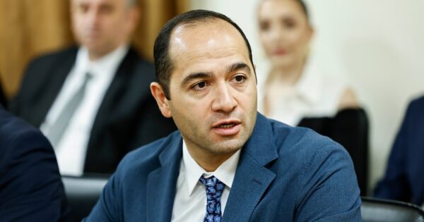 Հեռախոսների IMEI կոդերի գրանցման օրենսդրական նախագիծը հետ է կանչվել. Դավիթ Թադևոսյան