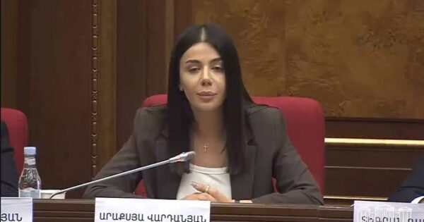 Գրատախտակի գնացած Արաքսյա Վարդանյանը ծանր վիճակում է․ նա արտասվում էր. «Ժողովուրդ»