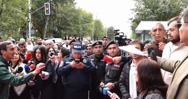 «Ձեռդ իջացրու, դու ստախոս ես»․ քաղաքական բախում և լարված վեճ Աջափնյակի Շինարարների փողոցում