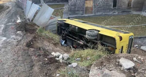 Խոշոր ավտովթար Երևանում․ «Hyundai» ավտոբուսը կողաշրջվել է, կա 11 վիրավոր