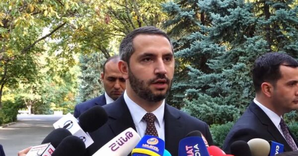 «Գնամ, Նարեկ Կարապետյանի դուռը ծեծեմ, ասեմ՝ առաջադրվե՞ք»․ ԱԺ նախագահը քննադատել է ընդդիմությանը